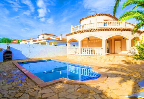 Villa Manuela: Wolk, Lucht, Gebouw, Eigendom, Water, Fabriek, Blauw, Huis, Venster, Zwembad