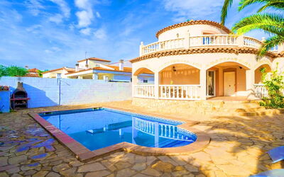 Villa Manuela: Wolk, Lucht, Gebouw, Eigendom, Water, Fabriek, Blauw, Huis, Venster, Zwembad