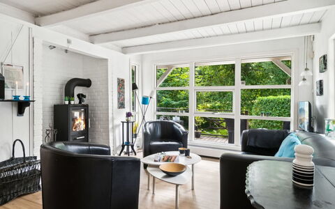 Vesa - 2.4Km from the Sea: Meubilair, Interieur Ontwerp, Flooring, Bankstel, Woonkamer, Verdieping, Hout, Plafond, Kamer, Verlichting