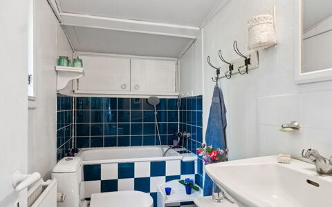 Vesa - 2.4Km from the Sea: Loodgieterswerkinrichting, Interieur Ontwerp, Flooring, Badkamer, Verdieping, Kraan, Wastafel, Loodgieter, Kamer, Plafond