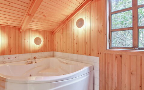 Muriel - 1.1Km from the Sea: Hout, Loodgieterswerkinrichting, Bad, Interieur Ontwerp, Flooring, Badkamer, Plafond, Loodgieter, Verdieping, Kraan