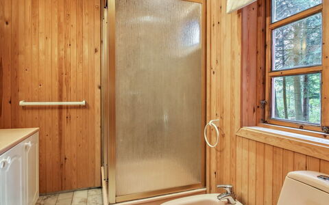Muriel - 1.1Km from the Sea: Loodgieterswerkinrichting, Hout, Badkamer, Flooring, Verdieping, Kraan, Interieur Ontwerp, Wastafel In De Badkamer, Loodgieter, Wastafel