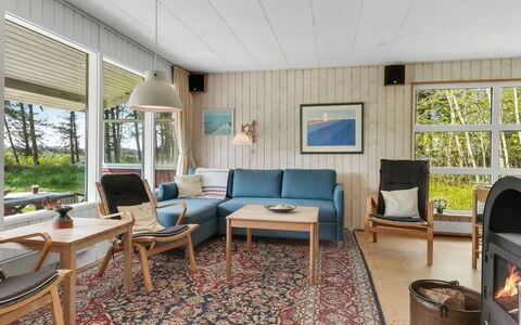 Fränze - 980M from the Sea: Meubilair, Interieur Ontwerp, Flooring, Verdieping, Plafond, Kamer, Stoel, Tafel, Appartement, Keuken En Eettafel