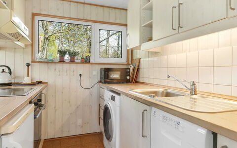 Fränze - 980M from the Sea: Meubilair, Interieur Ontwerp, Flooring, Verdieping, Plafond, Kamer, Stoel, Tafel, Appartement, Keuken En Eettafel