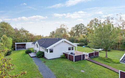 Hilaria - 1.4Km from the Sea: Huis, Woongebied, Huis, Verblijf, Dak, Land Lot, Siding, Tuin, Landgoed, Gazon