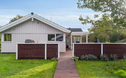 Hilaria - 1.4Km from the Sea: Huis, Woongebied, Huis, Verblijf, Dak, Land Lot, Siding, Tuin, Landgoed, Gazon