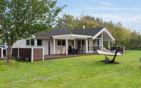 Hilaria - 1.4Km from the Sea: Huis, Woongebied, Huis, Verblijf, Dak, Land Lot, Siding, Tuin, Landgoed, Gazon