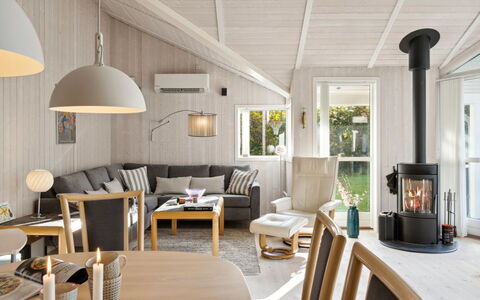 Hilaria - 1.4Km from the Sea: Meubilair, Interieur Ontwerp, Flooring, Hout, Plafond, Lichte Inrichting, Verdieping, Woonkamer, Stoel, Bankstel