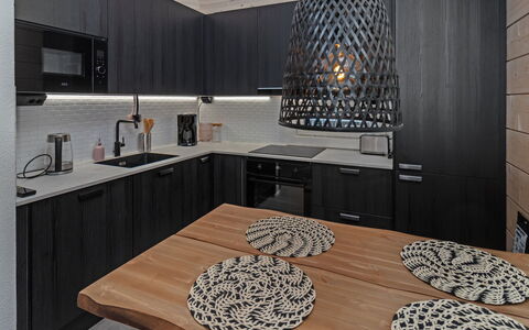 Mäkitie 4: Interieur Ontwerp, Hout, Lichte Inrichting, Keuken, Countertop, Meubilair, Flooring, Verlichting, Plafond, Bruin