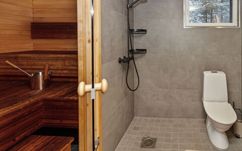 Mäkitie 4: Flooring, Loodgieterswerkinrichting, Hout, Verdieping, Interieur Ontwerp, Badkamer, Loodgieter, Tegel, Kraan, Toilet