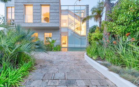 Villa Clementina: Fabriek, Gebouw, Venster, Deur, Boom, Architectuur, Land Lot, Weg Oppervlak, Huis, Buurt