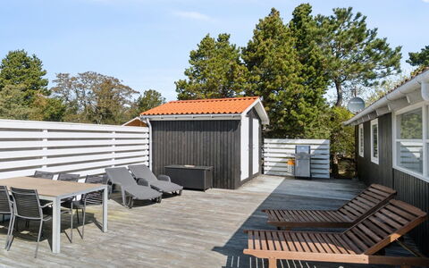 Galt - 200M from the Sea: Hout, Dak, Architectuur, Huis, Huis, Verblijf, Siding, Hardwood, Helling, Landgoed