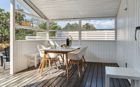 Galt - 200M from the Sea: Hout, Dak, Architectuur, Huis, Huis, Verblijf, Siding, Hardwood, Helling, Landgoed
