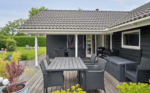 Alpa - 600M from the Sea: Meubilair, Interieur Ontwerp, Flooring, Verdieping, Plafond, Kamer, Stoel, Tafel, Appartement, Keuken En Eettafel