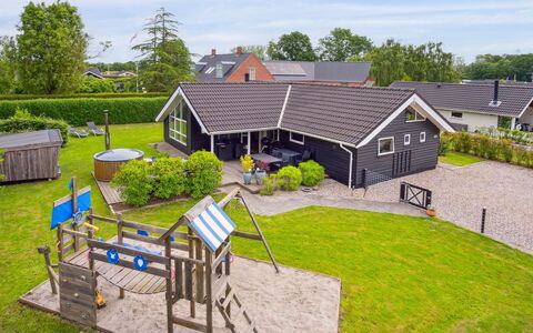 Alpa - 600M from the Sea: Meubilair, Interieur Ontwerp, Flooring, Verdieping, Plafond, Kamer, Stoel, Tafel, Appartement, Keuken En Eettafel