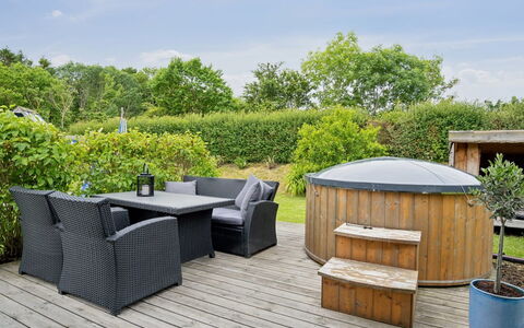Alpa - 600M from the Sea: Meubilair, Interieur Ontwerp, Flooring, Verdieping, Plafond, Kamer, Stoel, Tafel, Appartement, Keuken En Eettafel