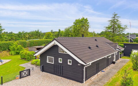 Alpa - 600M from the Sea: Meubilair, Interieur Ontwerp, Flooring, Verdieping, Plafond, Kamer, Stoel, Tafel, Appartement, Keuken En Eettafel