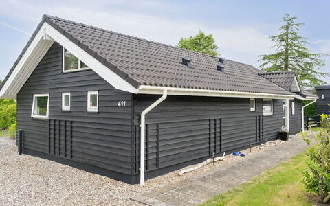 Alpa - 600M from the Sea: Meubilair, Interieur Ontwerp, Flooring, Verdieping, Plafond, Kamer, Stoel, Tafel, Appartement, Keuken En Eettafel