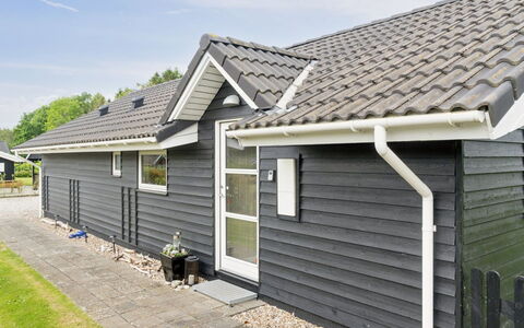 Alpa - 600M from the Sea: Meubilair, Interieur Ontwerp, Flooring, Verdieping, Plafond, Kamer, Stoel, Tafel, Appartement, Keuken En Eettafel