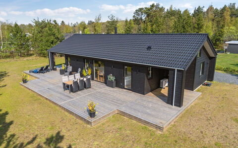 Skakke - 900M from the Sea: Plafond, Flooring, Interieur Ontwerp, Verdieping, Samengesteld Materiaal, Meubilair, Toevlucht, Hotel, Ontwerp, Daylighting