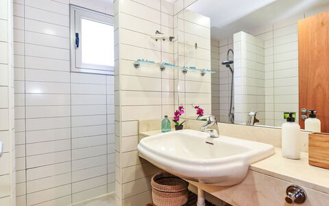 Tipo 3 Dormitorios: Badkamer, Loodgieterswerkinrichting, Wastafel In De Badkamer, Flooring, Interieur Ontwerp, Verdieping, Kraan, Wastafel, Spiegel, Loodgieter