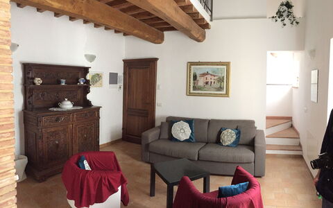 Villa Le Ripe Apartments - Gambassi Terme, Toscana: Eigendom, Meubilair, Fotolijst, Comfort, Gebouw, Interieur Ontwerp, Bankstel, Hout, Woonkamer, Verlichting