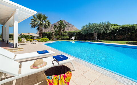 Villa Cornino - Custonaci, Sicilia: Lucht, Water, Eigendom, Fabriek, Zwembad, Gebouw, Azure, Natuur, Boom, Schaduw