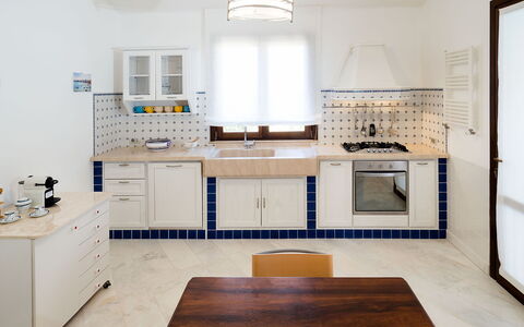 Villa Cornino - Custonaci, Sicilia: Cabinetry, Eigendom, Meubilair, Countertop, Wastafel, Tafel, Gootsteen, Hout, Verlichting, Keuken