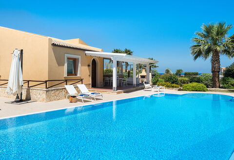 Villa Cornino - Custonaci, Sicilia: Water, Lucht, Eigendom, Fabriek, Zwembad, Azure, Gebouw, Boom, Schaduw, Vrije Tijd