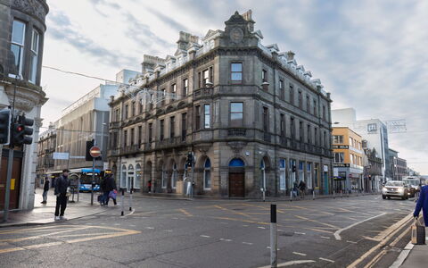 Old Edinburgh Cottage: Wolk, Lucht, Gebouw, Venster, Weg Oppervlak, Wiel, Straatlantaarn, Doorgang, Stedelijk Ontwerp, Woongebied