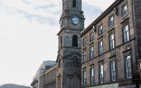 Old Edinburgh Cottage: Wolk, Lucht, Gebouw, Auto, Voertuig, Wiel, Venster, Toren, Architectuur, Klok