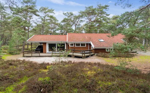 Micaela - 450M from the Sea: Hout, Dak, Architectuur, Huis, Huis, Verblijf, Siding, Hardwood, Helling, Landgoed