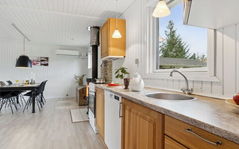 Suvi - 700M from the Sea: Keuken, Countertop, Hout, Flooring, Interieur Ontwerp, Meubilair, Plafond, Toestel Van De Keuken, Verdieping, Verlichting