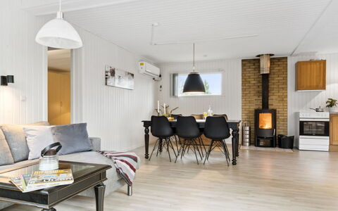 Suvi - 700M from the Sea: Hout, Flooring, Meubilair, Interieur Ontwerp, Houten Vloer, Huis, Woonkamer, Plafond, Verdieping, Kamer