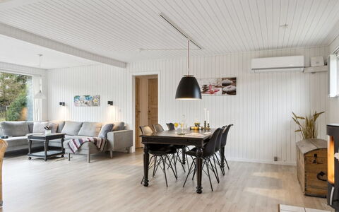 Suvi - 700M from the Sea: Flooring, Interieur Ontwerp, Hout, Houten Vloer, Plafond, Verdieping, Meubilair, Huis, Woonkamer, Laminaatvloer