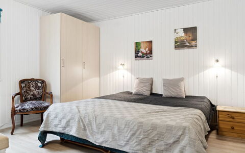 Suvi - 700M from the Sea: Meubilair, Slaapkamer, Bed, Interieur Ontwerp, Hout, Flooring, Verdieping, Laken, Plafond, Bedding
