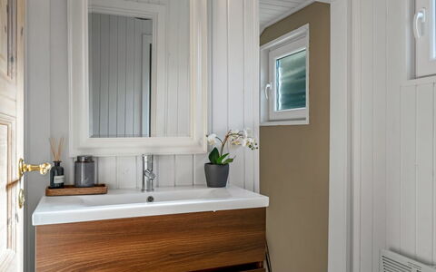 Suvi - 700M from the Sea: Flooring, Interieur Ontwerp, Hout, Verdieping, Badkamerkast, Loodgieterswerkinrichting, Cabinetry, Badkamer, Wastafel In De Badkamer, Wastafel