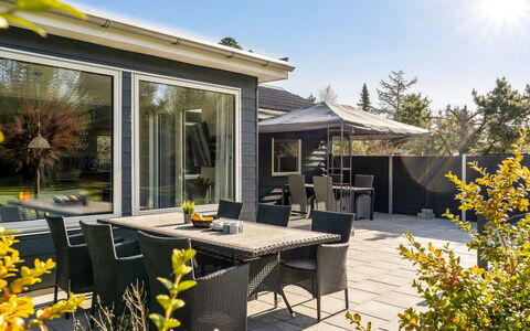 Suvi - 700M from the Sea: Meubilair, Interieur Ontwerp, Flooring, Verdieping, Plafond, Kamer, Stoel, Tafel, Appartement, Keuken En Eettafel