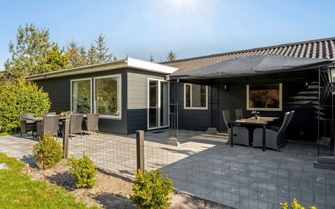 Suvi - 700M from the Sea: Meubilair, Interieur Ontwerp, Flooring, Verdieping, Plafond, Kamer, Stoel, Tafel, Appartement, Keuken En Eettafel