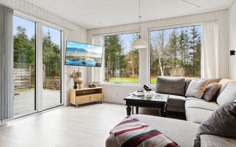 Suvi - 700M from the Sea: Meubilair, Interieur Ontwerp, Flooring, Verdieping, Plafond, Kamer, Stoel, Tafel, Appartement, Keuken En Eettafel