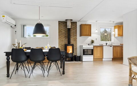 Suvi - 700M from the Sea: Meubilair, Interieur Ontwerp, Flooring, Verdieping, Plafond, Kamer, Stoel, Tafel, Appartement, Keuken En Eettafel