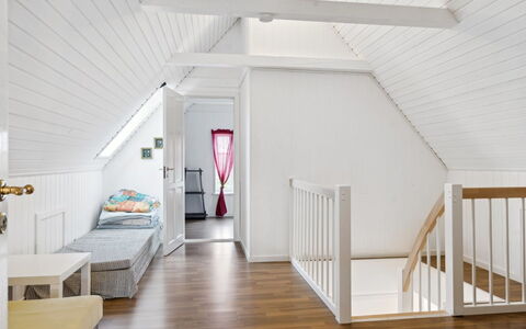 Eliane - 1.8Km from the Sea: Hout, Dak, Architectuur, Huis, Huis, Verblijf, Siding, Hardwood, Helling, Landgoed