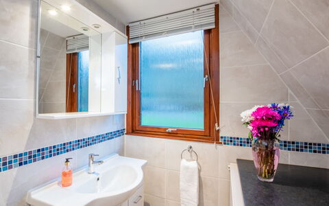 Lothlorien Lodge 4: Loodgieterswerkinrichting, Flooring, Interieur Ontwerp, Badkamer, Verdieping, Kraan, Loodgieter, Wastafel, Samengesteld Materiaal, Tegel