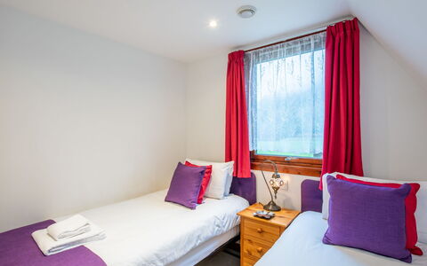 Lothlorien Lodge 4: Huis, Slaapkamer, Beits, Hardwood, Bedding, Bed, Laken, Bed Frame