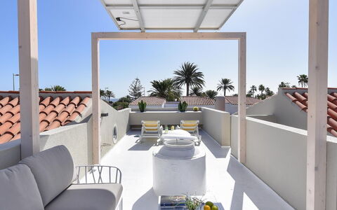 Velsuites 1: Lucht, Meubilair, Fabriek, Stoel, Tafel, Schaduw, Gebouw, Woonkamer, Interieur Ontwerp, Bankstel