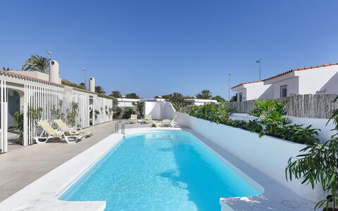 Velsuites 1: Water, Lucht, Eigendom, Gebouw, Zwembad, Azure, Fabriek, Schaduw, Boom, Zwemwater