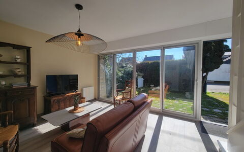Carnac 191: Meubilair, Fabriek, Gebouw, Hout, Cabinetry, Kamerplant, Plank, Fotolijst, Tafel, Comfort