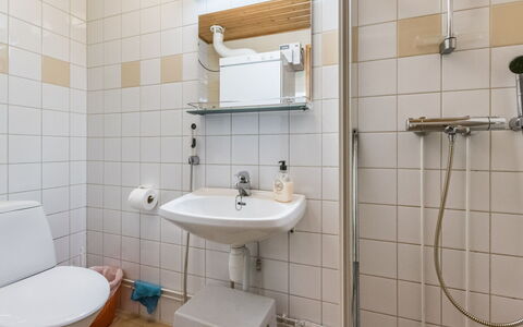 Urupää D 17: Badkamer, Wastafel In De Badkamer, Loodgieterswerkinrichting, Wc Bril, Toilet, Wastafel, Interieur Ontwerp, Flooring, Verdieping, Kraan