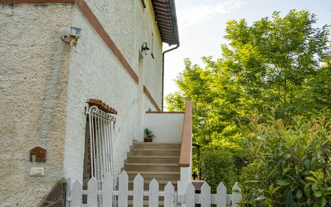 Podere Vallino: Wolk, Lucht, Eigendom, Fabriek, Gebouw, Hout, Boom, Hek, Weg Oppervlak, Huis