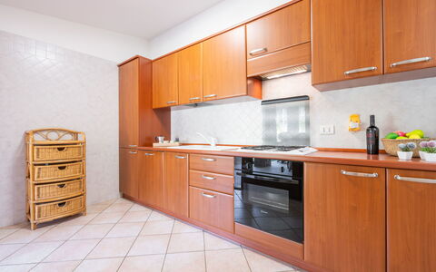 Domus Ema: Cabinetry, Eigendom, Countertop, Wit, Gebouw, Keuken, Toestel Van De Keuken, Hout, Interieur Ontwerp, Huishoudapparatuur